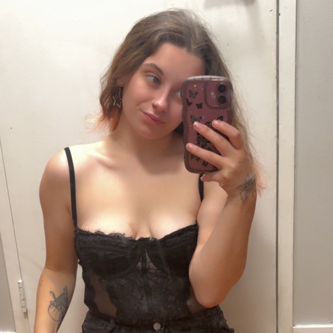 Aprilmay1616's profile picture. I like to smoke weed and crash out