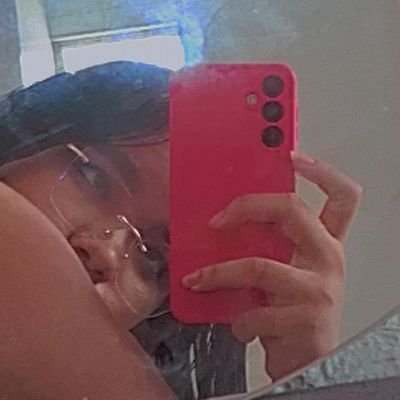 desbicar's profile picture. Meus pronomes: re/vo/ada