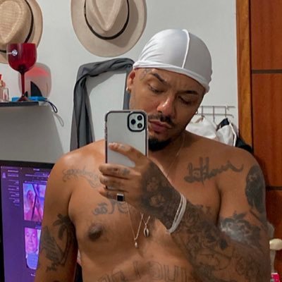 sabaragabriell's profile picture. um pouco de moda, um pouco de música, um pouco de macumba 💚🩷