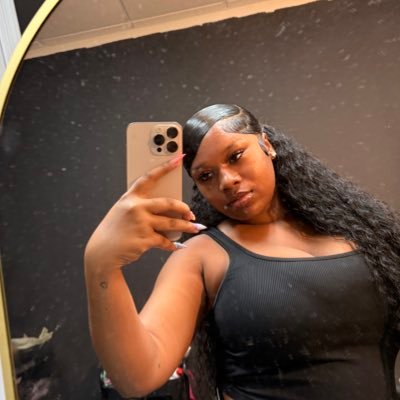 zmonaeeee's profile picture. 