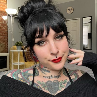 _peachparfait's profile picture. 29 • fujoshi • tattoo artist • mischievous
