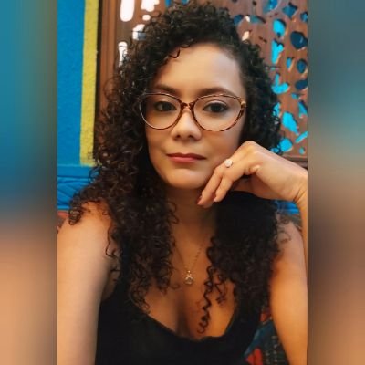 UnaFlacaCrespa's profile picture. • Caribeña • Pollito de colores con vibes de gallo de pelea •