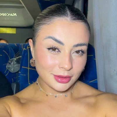 ArianaSilva18's profile picture. 