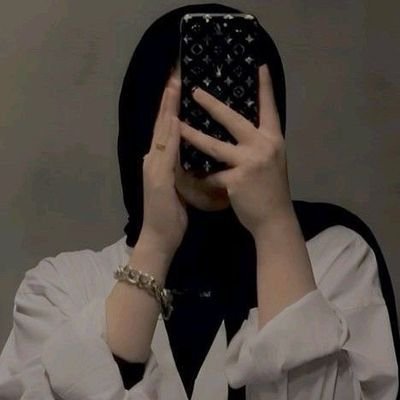 _Q92Q's profile picture. فَلا أنا مُفصِحٌ عَمّا أُعانِي
ولا وَجعِي عَلى صَمتي يَزولُ.
#طالبة_علم

@_albraaqraan