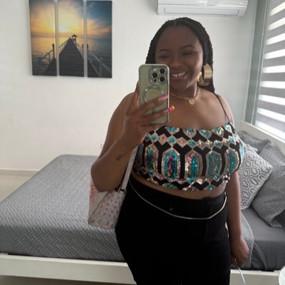 listento_VEE's profile picture. Just chattin’ and retweeting with comments saying “outta control” 😌