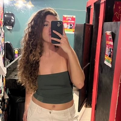 caroltpitta's profile picture. rindo e reclamando de tudo sempre