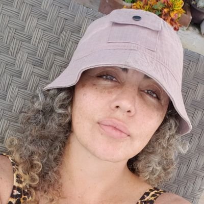 nosoycougar's profile picture. Canas, pecas, ojos chiquitos y pies bonitos