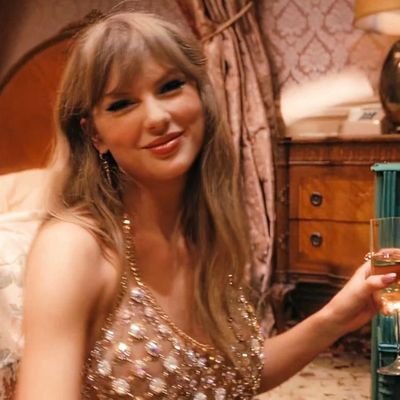 falsemaroon's profile picture. tell your cat I said pspsps 🐈💐🐍💚