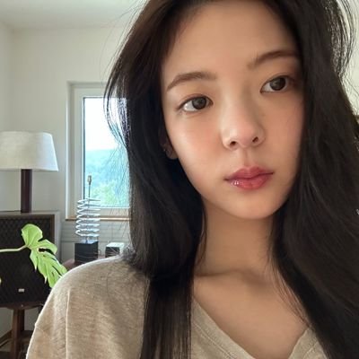 by_jisu's profile picture. 