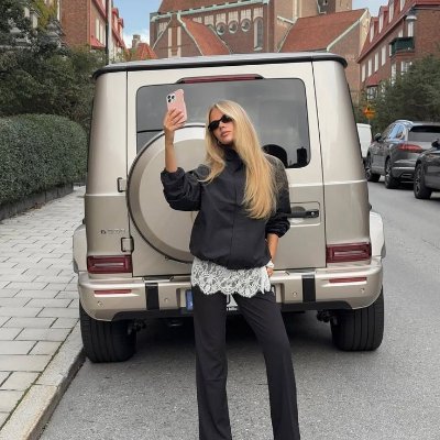 shirly_ki's profile picture. 485. When you’re trying to take a selfie, and your pet photobombs you. 📸🐾