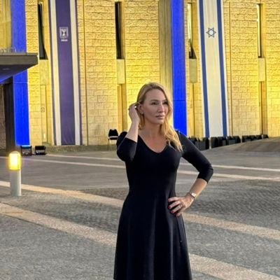 LoisPerry26's profile picture. 