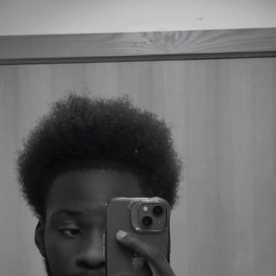 Extrovert_here's profile picture. be happy