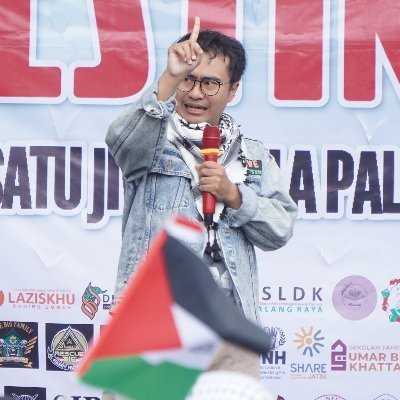 erlanishere's profile picture. Nurturing @grescourse.
Esperantist. Advocating Palestinian cause.