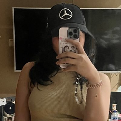 jiggukease's profile picture. 100% Jimin and Jungkook supporter 😍🤍 LESSERAFIM 🤍!