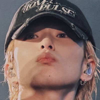 rururubysahi's profile picture. My baby cat — Haruto & Asahi 🐈‍⬛🐈