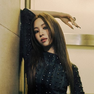 khiaumph's profile picture. that one oomf that stans everyone