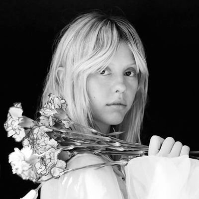 aubribrags's profile picture. horror, film & stan twt.