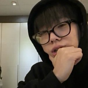 yesurnamerosy's profile picture. 국힙망령