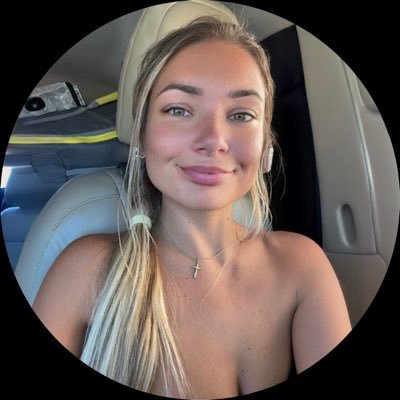 xoxostephb's profile picture. let your heart be the prettiest thing about you 🦋