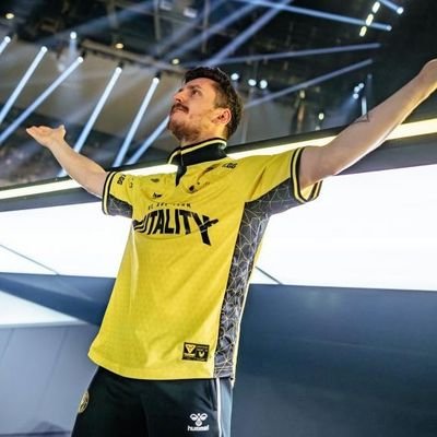 badox69's profile picture. Supporter de l'OL et de Vitality  💛🖤, fan de manga/anime, 22ans, Aternant SysOps en Master