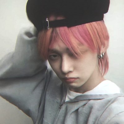 imal1u's profile picture. tired and rotting ‧₊˚ ⋅❀ ela/dela !