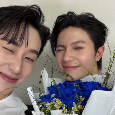 lyricsmoonv's profile picture. 