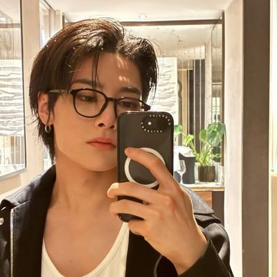 bxevee's profile picture. O3' — ❝ 𝘪'𝘮 𝘧𝘢𝘭𝘭𝘪𝘯𝘨, 𝘣𝘶𝘵 𝘪'𝘮 𝘶𝘱. #𝘽𝙖𝙣𝙜𝘾𝙝𝙖𝙣 ; @Stray_Kids ; @FCBarcelona 💙❤ ; @ScuderiaFerrari ; Repeat.❞