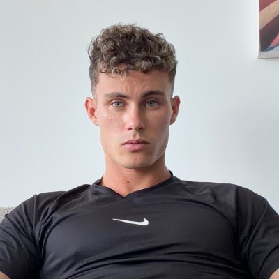 c2027330's profile picture. Come closer 👀👇🏻