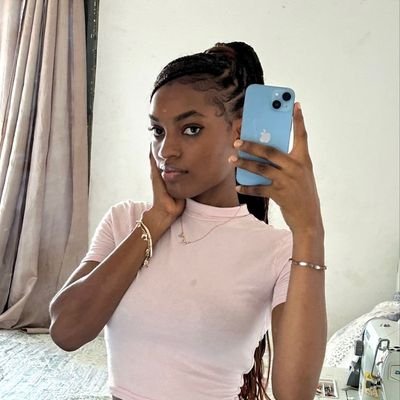 tillyyybee's profile picture. Living on the edge and loving every minute of it