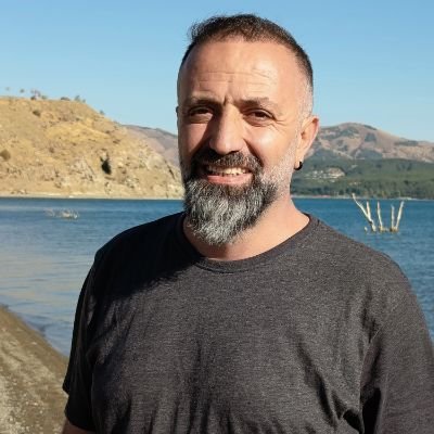 ronierez's profile picture. Lehrer und ein klein  Künstler.

Mîrê Medya Keyakser,
 Min bi stranên Şakiro binax bikin.!
https://t.co/23UJ5x1gwt