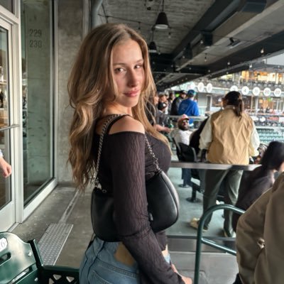 laurenanslinger's profile picture. 