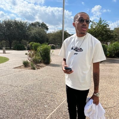 jvlxn_'s profile picture. Life is a marathon not a sprint just enjoy it. University of Baltimore Alum 💙🐝