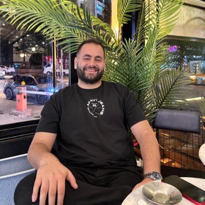vahsiminimalizm's profile picture. funior dev | building dreams with code | legal alien in the matrix | less bugs, more vibes |