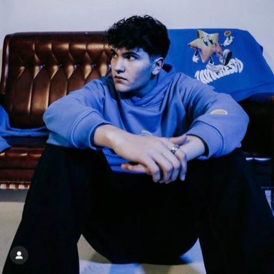 TheAkureyriBoy's profile picture. Intento de cantante, al menos en mis ratos libres 😉✌🏻 #Freerol #Fake