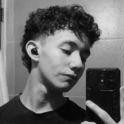 adriandxvd's profile picture. 15ʸᵒ Autodidact | Copywriter for E-Leaning and EdTech | High-class advice for copywriters | Psychology, systems and productivity for solopreneurs.