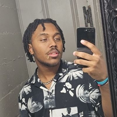 Dampleys's profile picture. 22 | He/They | Graphic Designer & Event Hoster | Train Enjoyer | Gigas Enthusiast