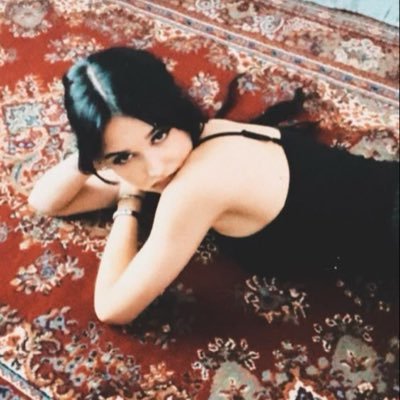 u6_8k's profile picture. الأحبّاء لا يموتون وإن دُفنوا .
