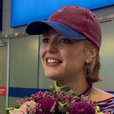 asttteria_'s profile picture. miran y pelean pero te deje una silla en la platea