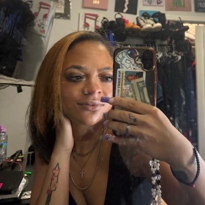 __vivvv's profile picture. lesboh. my price only going up, sorry 4’em.