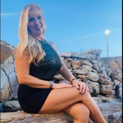 ashleyDRealtor1's profile picture. Change your settings so I can send you a Dm😅❤️