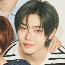 yfeojun's profile picture. Find me where the water hums in secrets deep