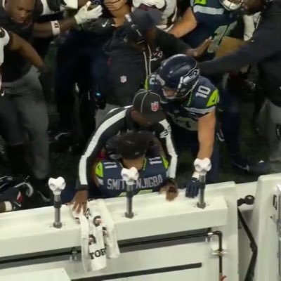 lxnguinii's profile picture. man red | seattle green | seattle teal | ny orange (new to this ⚾️🏀)