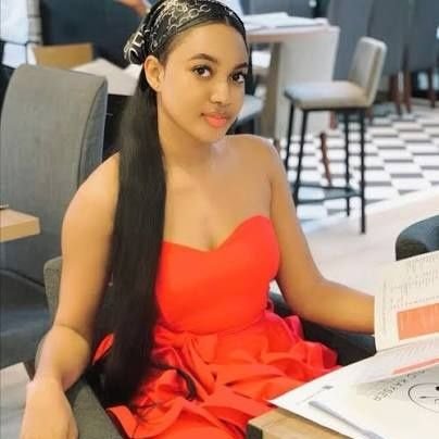 claradeless05's profile picture. 