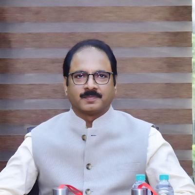 aloktheshayar's profile picture. नई  नस्लों  के  हाथों  में  भी  तबिंदा  रहेगा,
मैं मिल जाऊंगा मिट्टी में क़लम ज़िंदा रहेगा।
बस यही है मेरा परिचय। एक शायर।