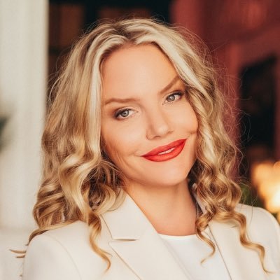 Strategy_Gal's profile picture. Fractional CMO & Growth Partner for Tech Startups ✱ LinkedIn AI Marketing Instructor ✱ Trained 2M+ Worldwide ✱ Trusted by 30% of Fortune 100 ✱ Author & AI Agent