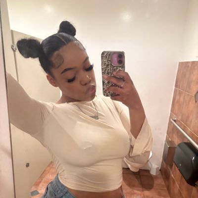 bxtchitzShy's profile picture. HTX BOTTLE GIRL🍾| @bxtchitzshyyy- insta