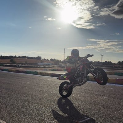 titovelez7's profile picture. 