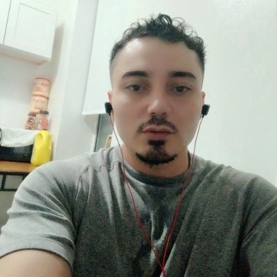 ivanbukele's profile picture. ni juegues  a un libro por su portada