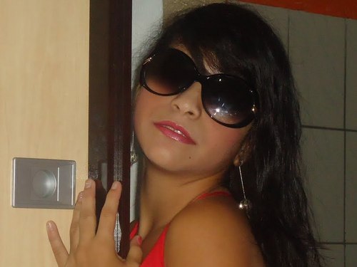 eu sou uma garota bem alegre quer  nunca esta triste e que ama sua familia e seus amigos de coraçao