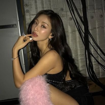 luna18339604's profile picture. I wanna watch TWICE'S movie 😭👊🏻